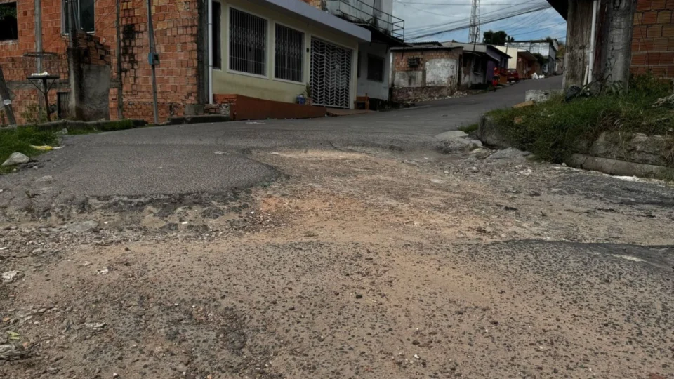 Moradores denunciam abandono e falta de infraestrutura na Rua Doutor Ademir, no Zumbi 2, zona Leste de Manaus