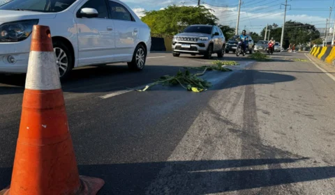 Óleo derramado na Avenida Alphaville, no Novo Aleixo, provoca acidentes e gera risco para motociclistas