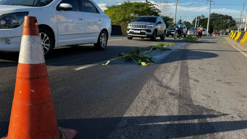 Óleo derramado na Avenida Alphaville, no Novo Aleixo, provoca acidentes e gera risco para motociclistas