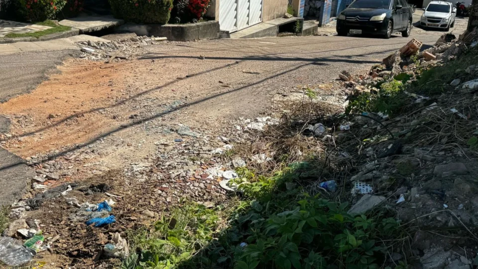 Moradores do Jardim Tropical cobram solução para ruas esburacadas em Manaus