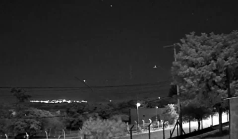 Veja vídeo: Luz misteriosa no céu chama atenção e moradores suspeitam de OVNI em Piracicaba