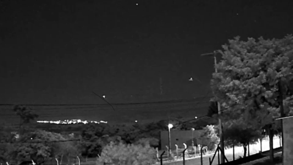 Veja vídeo: Luz misteriosa no céu chama atenção e moradores suspeitam de OVNI em Piracicaba
