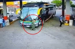VEJA O QUE ACONTECEU: Mulher é atropelada por ônibus em rodoviária de Cuiabá enquanto usava celular
