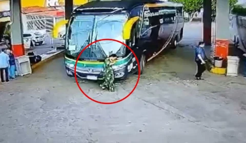 VEJA O QUE ACONTECEU: Mulher é atropelada por ônibus em rodoviária de Cuiabá enquanto usava celular