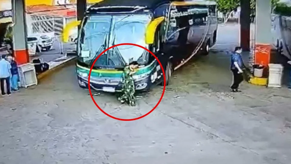 VEJA O QUE ACONTECEU: Mulher é atropelada por ônibus em rodoviária de Cuiabá enquanto usava celular