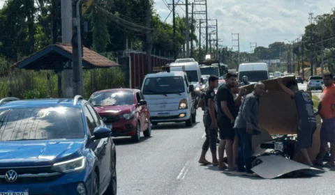 Acidente entre carro e moto deixa duas pessoas feridas na Avenida Torquato Tapajós, em Manaus