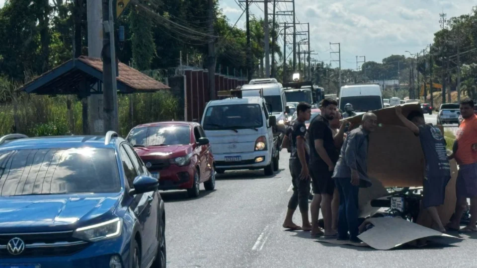 Acidente entre carro e moto deixa duas pessoas feridas na Avenida Torquato Tapajós, em Manaus
