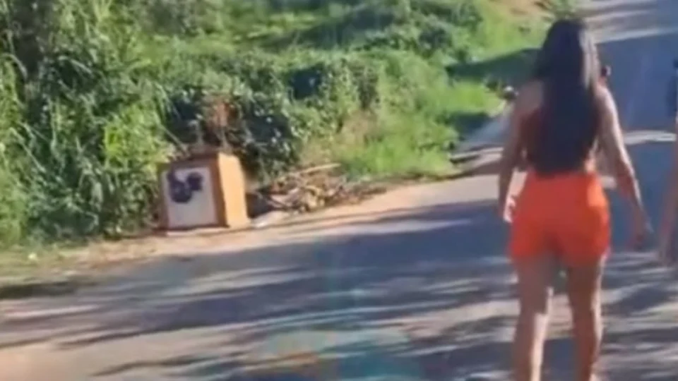 Veja o vídeo: mulher morre degolada por linha de cerol enquanto pilotava moto no Acre