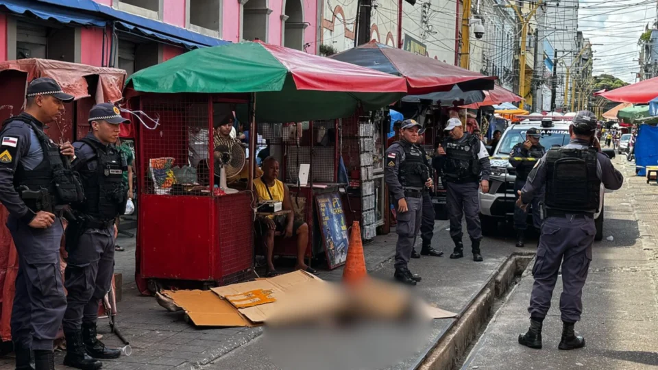 Veja o vídeo: homem é executado a tiros em meio à multidão no ‘Bate Palma’ no Centro de Manaus