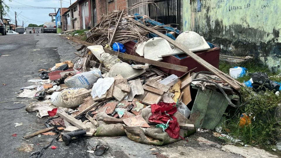 Mutirão abandonado: entulho apodrece há meses na Rua 48 e moradores cobram ação do poder público