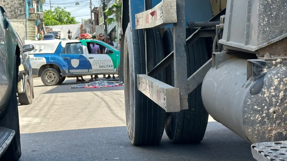 Menina de 6 anos morre atropelada por caminhão-caçamba ao sair para comprar pão, na Compensa