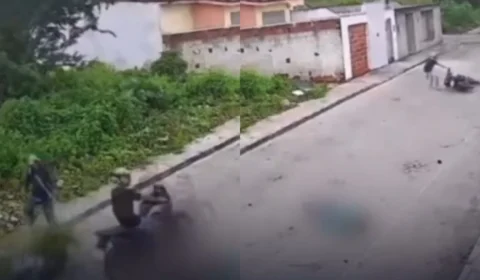 Vídeo: trabalhador é atropelado e morre na hora enquanto capinava rua; Moto vinha na contramão