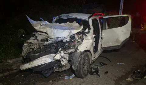 Vídeo forte: carro se choca contra ônibus da linha 305 e deixa cinco feridos em estado grave na BR-174