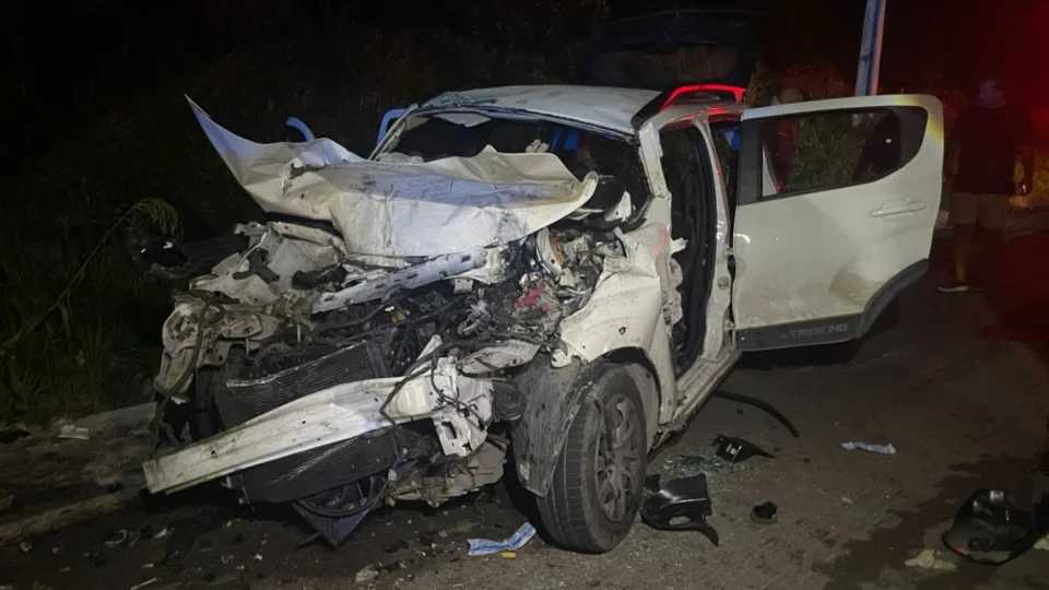 Vídeo forte: carro se choca contra ônibus da linha 305 e deixa cinco feridos em estado grave na BR-174