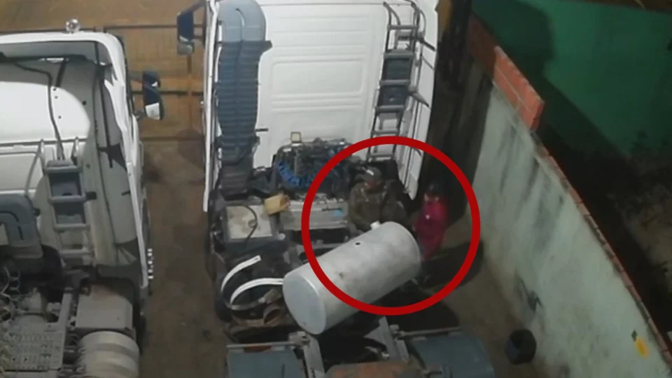 Veja o vídeo: Dupla é presa após furtar peças de caminhões avaliadas em mais de R$ 600 mil em Manaus