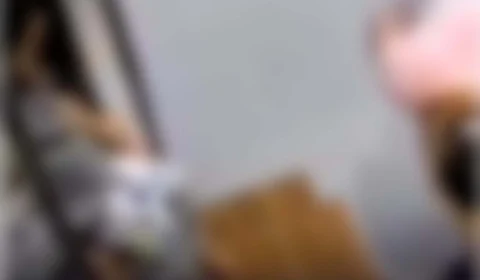 IMAGENS FORTES:Menino morre após cair de janela em prédio em Thane na Índia