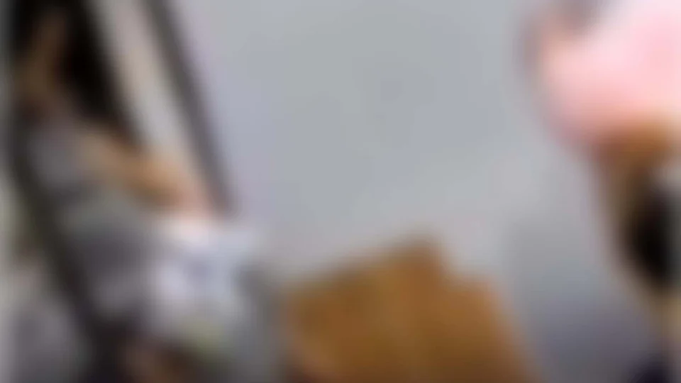 IMAGENS FORTES:Menino morre após cair de janela em prédio em Thane na Índia