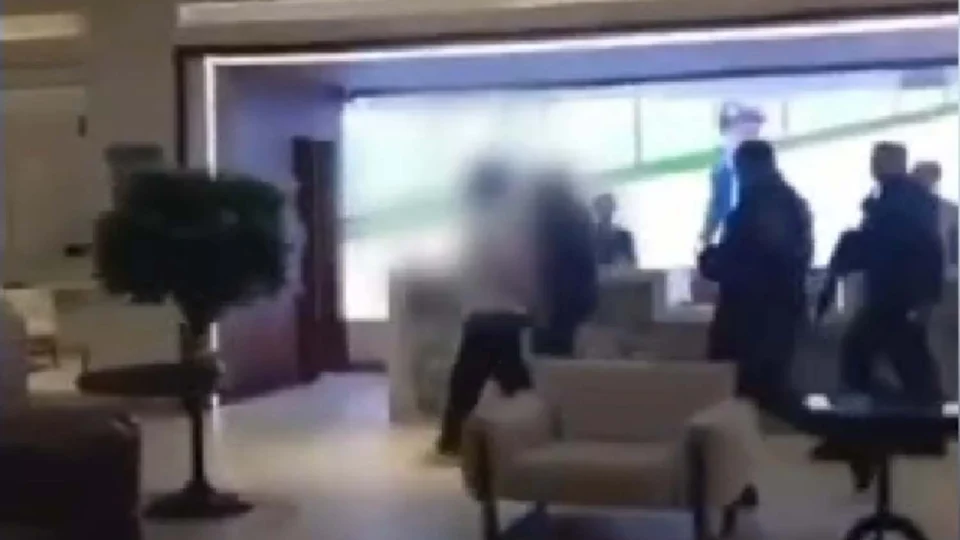 VEJA: Médico de 44 Anos é preso por agressão e injúria racial em hotel de luxo em Aracaju