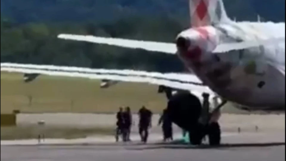 Homem morre ao ser sugado por motor de avião no Aeroporto de Bérgamo, na Itália