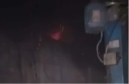 Veja momento em que prédio abandonado pega fogo durante a madrugada na Av. Cosme Ferreira no Coroado