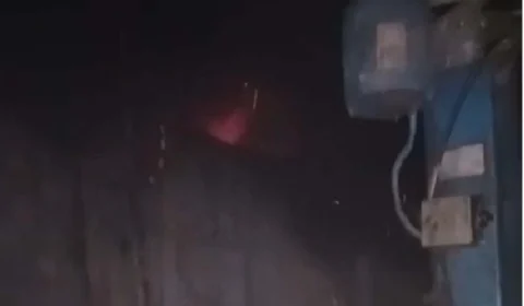 Veja momento em que prédio abandonado pega fogo durante a madrugada na Av. Cosme Ferreira no Coroado