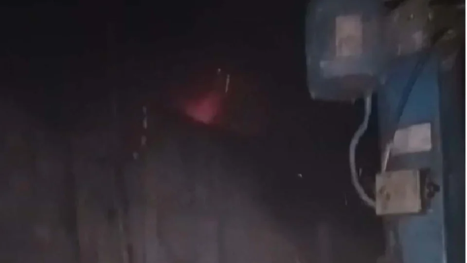 Veja momento em que prédio abandonado pega fogo durante a madrugada na Av. Cosme Ferreira no Coroado