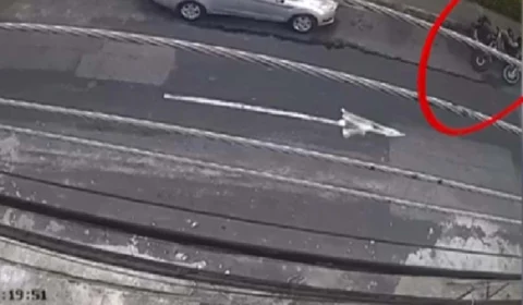 Veja momento em que homem furta central eletrônica de motocicleta em São José, zona leste de Manaus