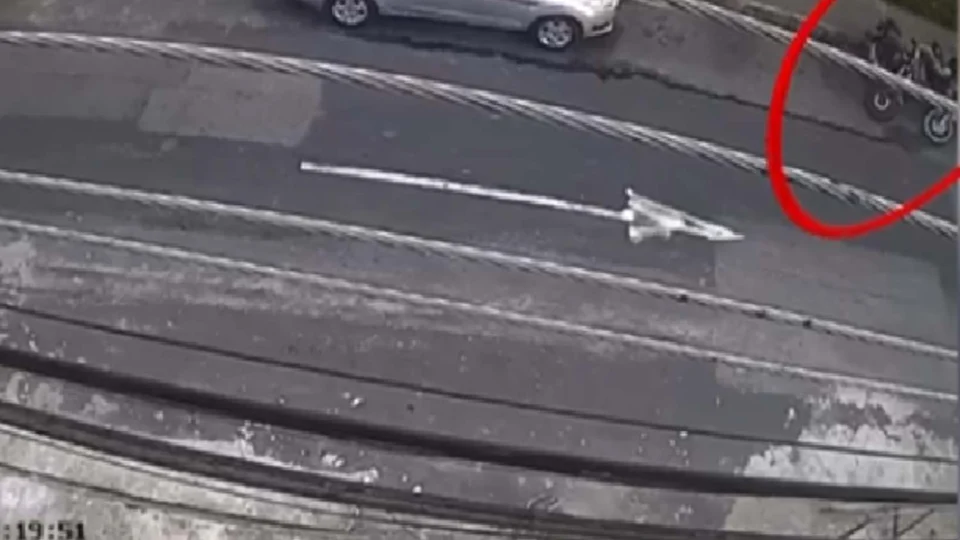 Veja momento em que homem furta central eletrônica de motocicleta em São José, zona leste de Manaus