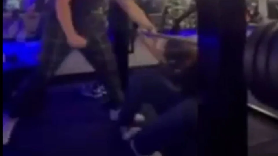 VEJA: Estudante de educação física fratura pernas em acidente com 140 kg em academia no Paraná