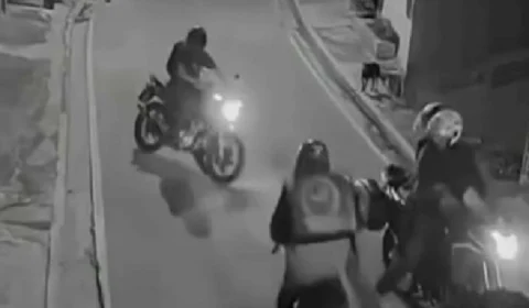 Veja momento em que motoboy escapa de assalto em SP