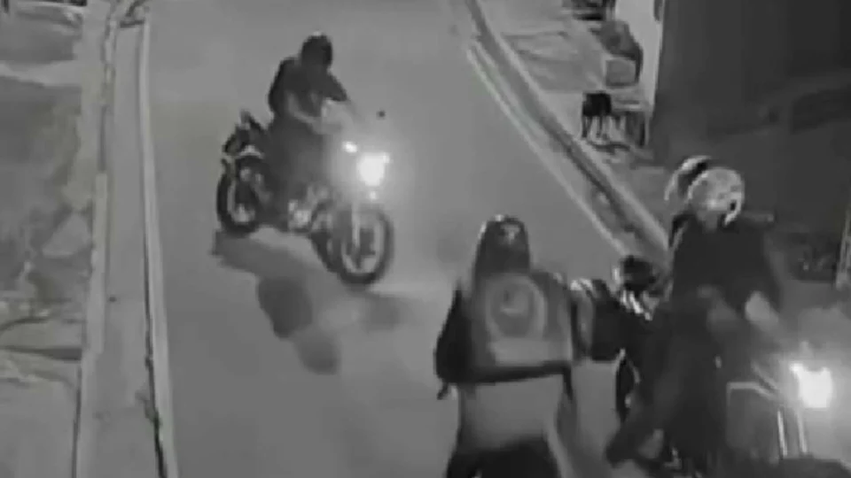 Veja momento em que motoboy escapa de assalto em SP