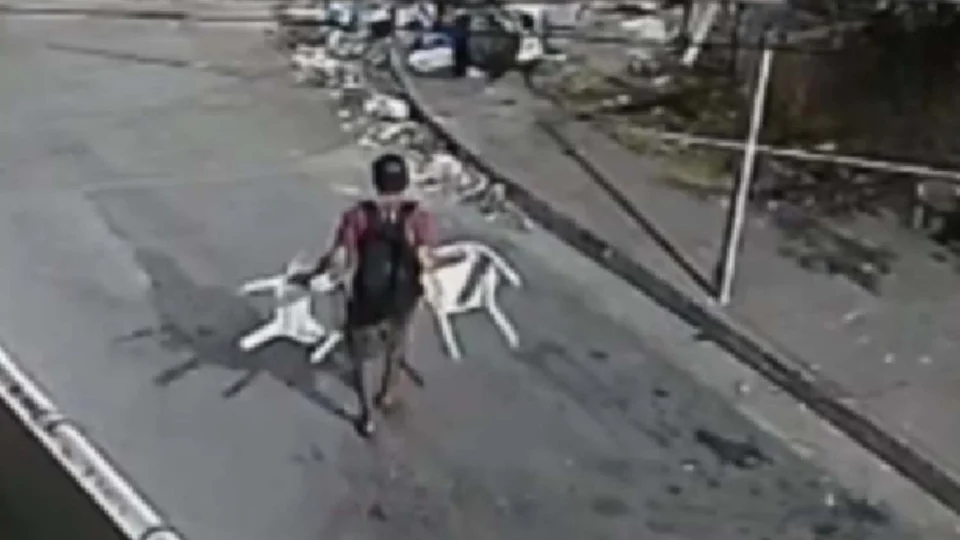 VEJA VÍDEO: Câmera de segurança flagra homem furtando cadeiras de estabelecimento comercial no Japiim