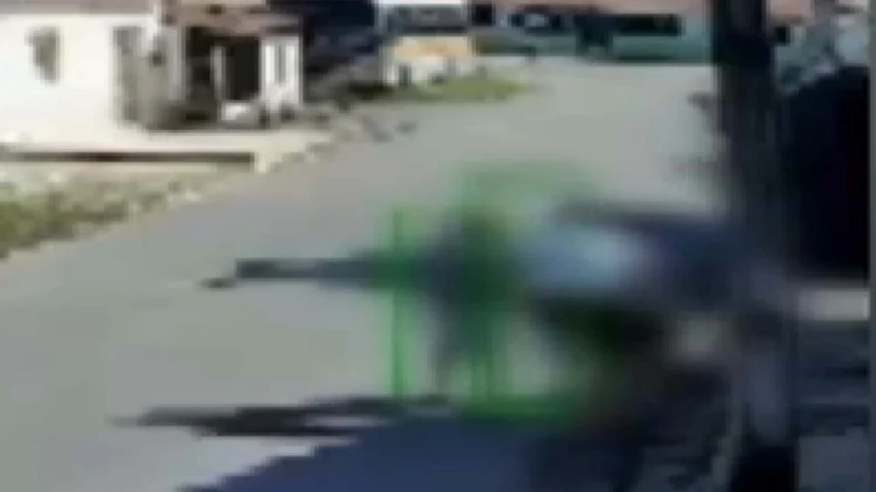 IMAGENS FORTES: Homem esfaqueia vizinha pelas costas por rir dele no Alagoas