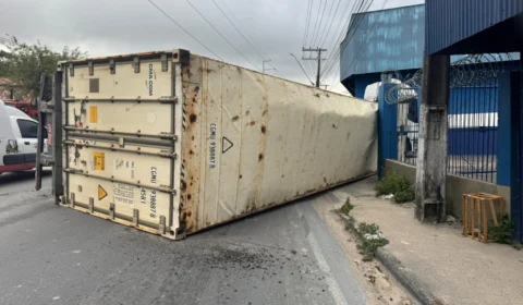 Carreta tomba na Avenida Autaz Mirim em Manaus e causa congestionamento na Zona Leste
