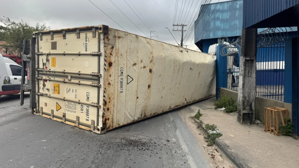 Carreta tomba na Avenida Autaz Mirim em Manaus e causa congestionamento na Zona Leste
