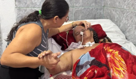 Família de dona Maria, de 75 Anos pede ajuda após AVC deixá-la dependente