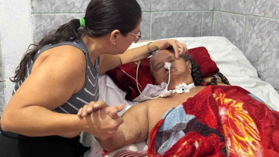Família de dona Maria, de 75 Anos pede ajuda após AVC deixá-la dependente