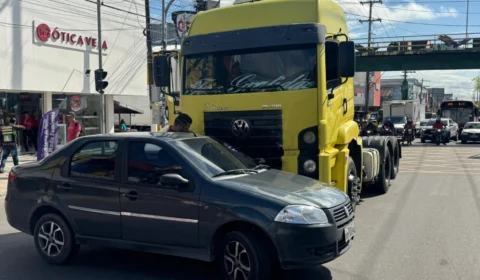 Colisão entre carreta e carro na Av. Autaz Mirim, Zona Leste de Manaus, causa congestionamento