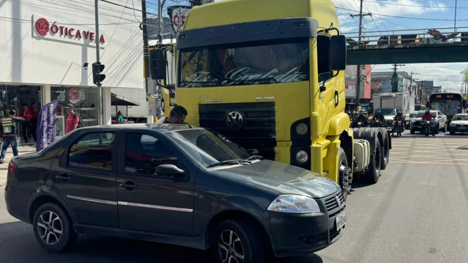 Colisão entre carreta e carro na Av. Autaz Mirim, Zona Leste de Manaus, causa congestionamento