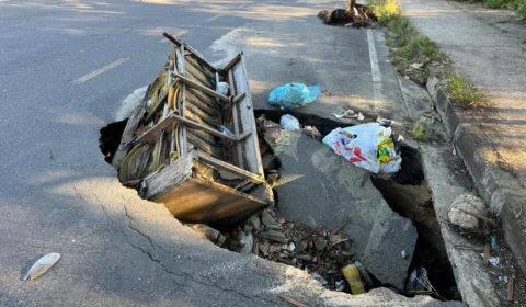 Moradores do Conjunto Mundo Novo, na Zona Norte, reclamam de cratera e acúmulo de lixo na Rua Carlos Barroso
