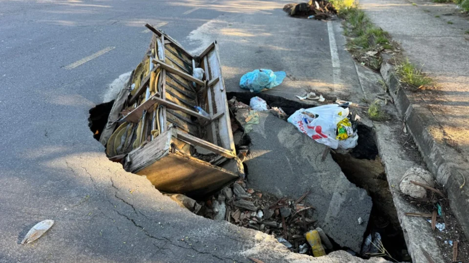 Moradores do Conjunto Mundo Novo, na Zona Norte, reclamam de cratera e acúmulo de lixo na Rua Carlos Barroso