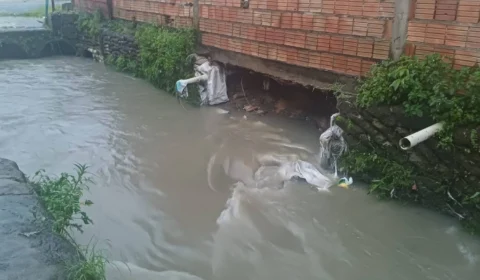 Moradores do Armando Mendes denunciam risco de desabamento e alagamentos em Manaus