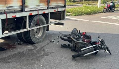 Motociclista fica em estado grave após colisão com caminhão na Av. Santos Dumont na Zona Oeste de Manaus