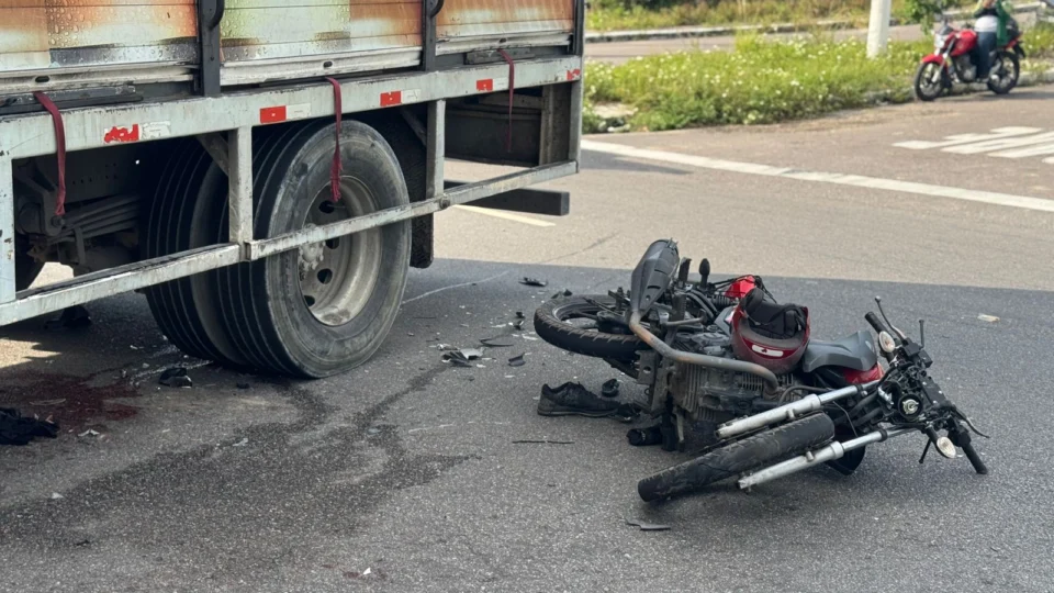 Motociclista fica em estado grave após colisão com caminhão na Av. Santos Dumont na Zona Oeste de Manaus