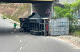 Carreta tomba na Avenida Max Teixeira e causa transtornos no trânsito