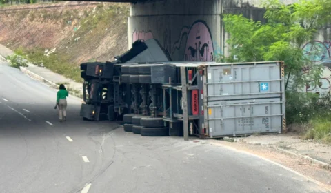 Carreta tomba na Avenida Max Teixeira e causa transtornos no trânsito