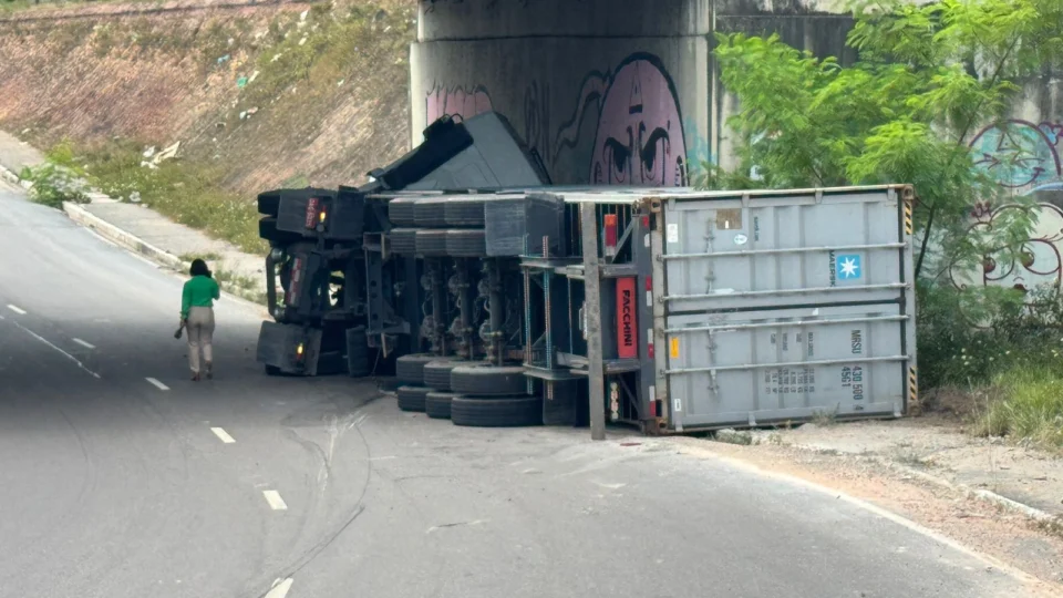 Carreta tomba na Avenida Max Teixeira e causa transtornos no trânsito
