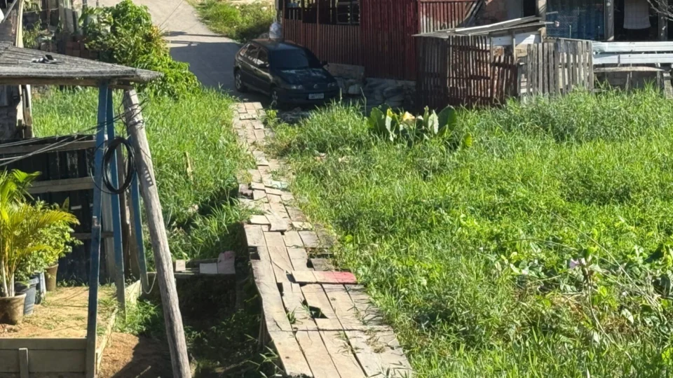 Moradores do Jorge Teixeira cobram melhorias em ponte precária na rua Alfazema