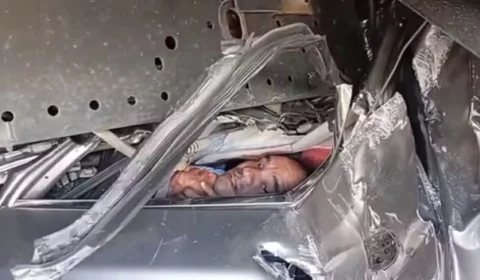 MILAGRE:Veja momento de resgate de família que teve o carro esmagado por carreta no AL