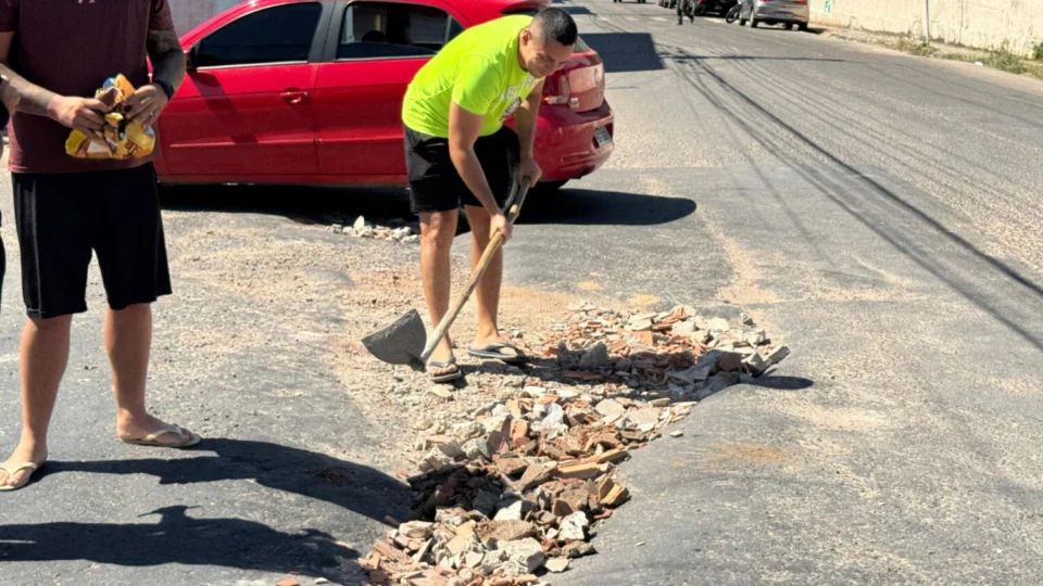 Moradores do Petrópolis cobram solução para ruas esburacadas na Coronel Ferreira de Araújo